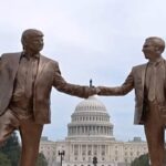 Statua di Trump ed Epstein che si tengono per mano