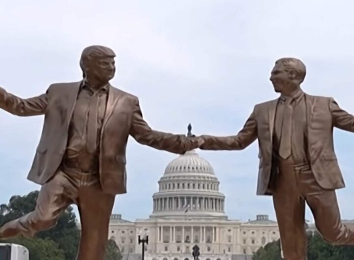 Statua di Trump ed Epstein che si tengono per mano
