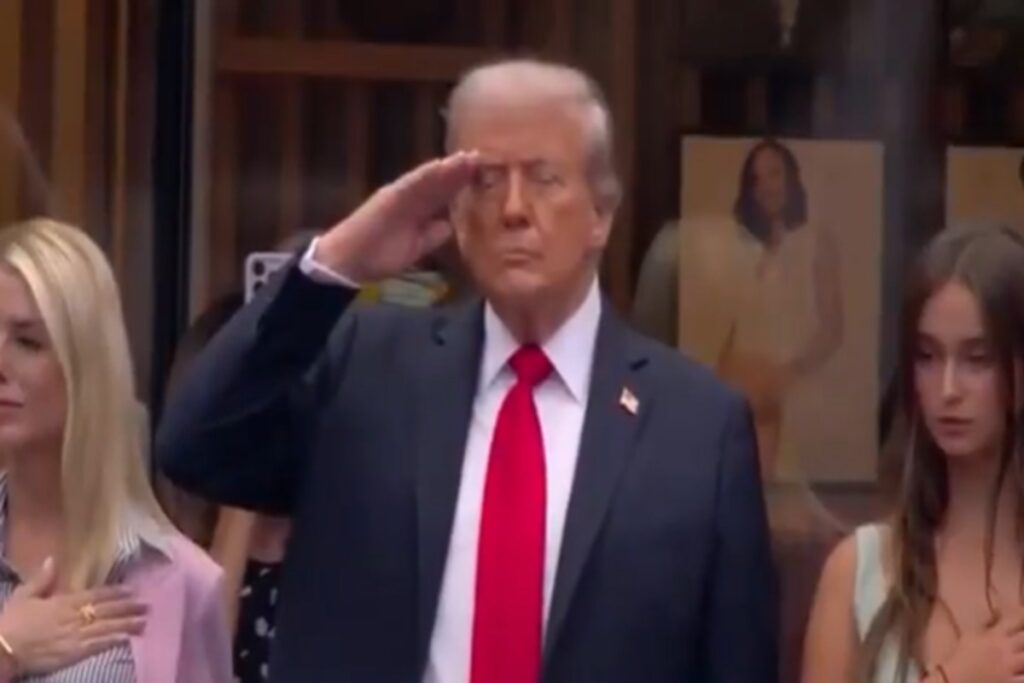 Donald Trump durante l'inno agli US Open