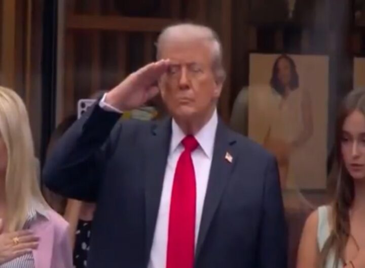 Donald Trump durante l'inno agli US Open