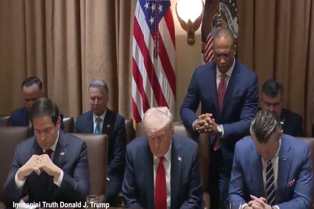 Donald Trump in preghiera