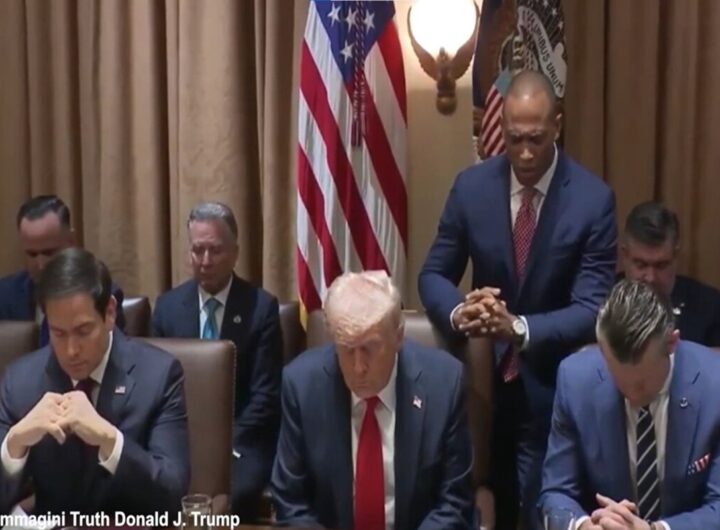 Donald Trump in preghiera