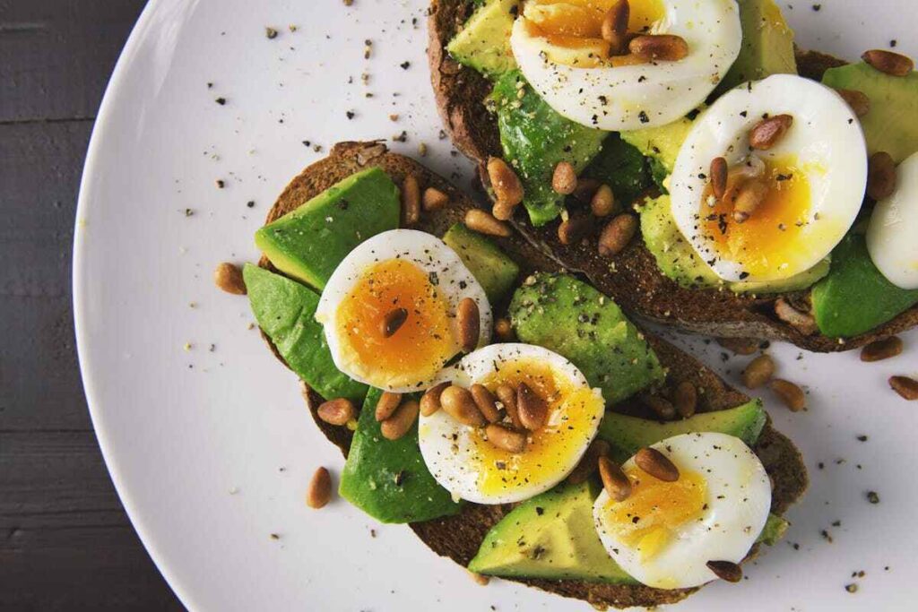 piatto con uova avocado e pane