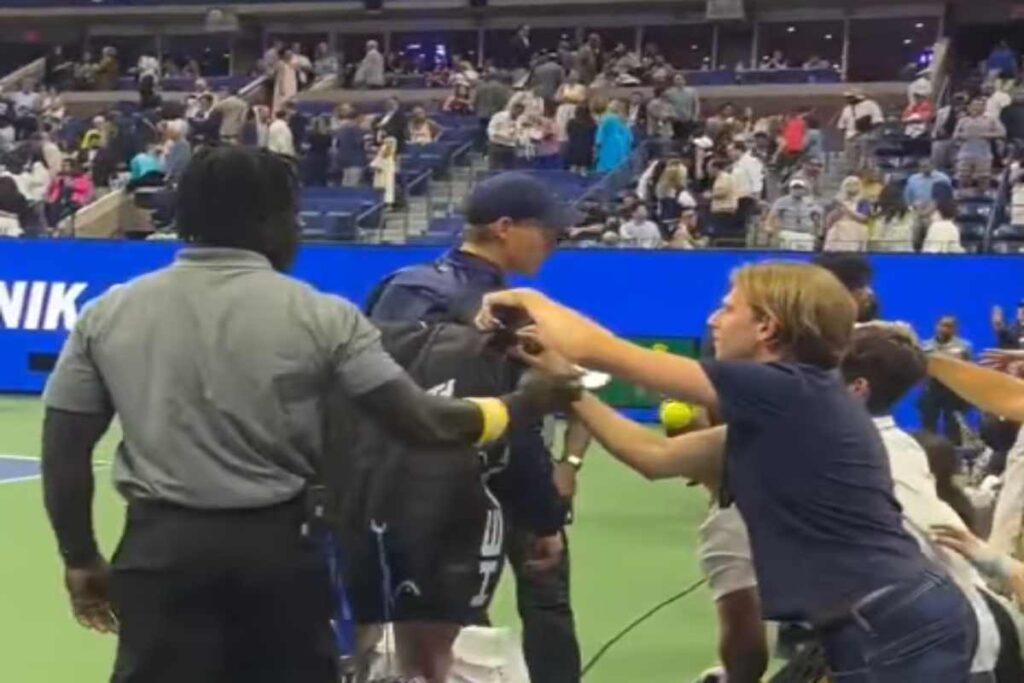 Tifoso tenta di rubare qualcosa dalla borsa di Sinner