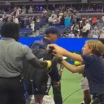 Tifoso tenta di rubare qualcosa dalla borsa di Sinner