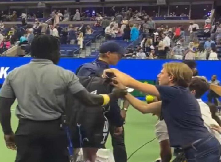 Tifoso tenta di rubare qualcosa dalla borsa di Sinner