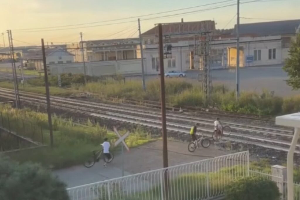 ragazzini attraversano binari a vercelli