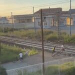 ragazzini attraversano binari a vercelli