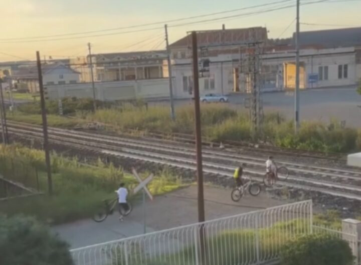ragazzini attraversano binari a vercelli