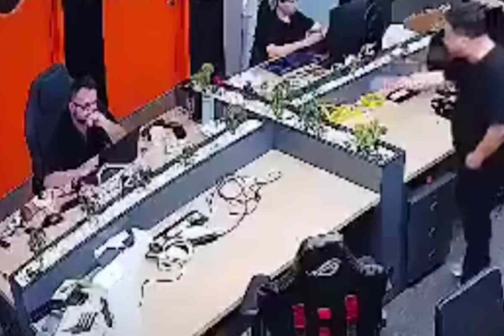 Colpisce un suo dipendente con un vaso di fiori