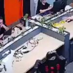 Colpisce un suo dipendente con un vaso di fiori