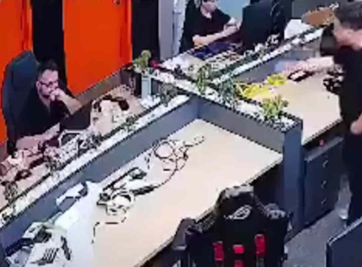 Colpisce un suo dipendente con un vaso di fiori