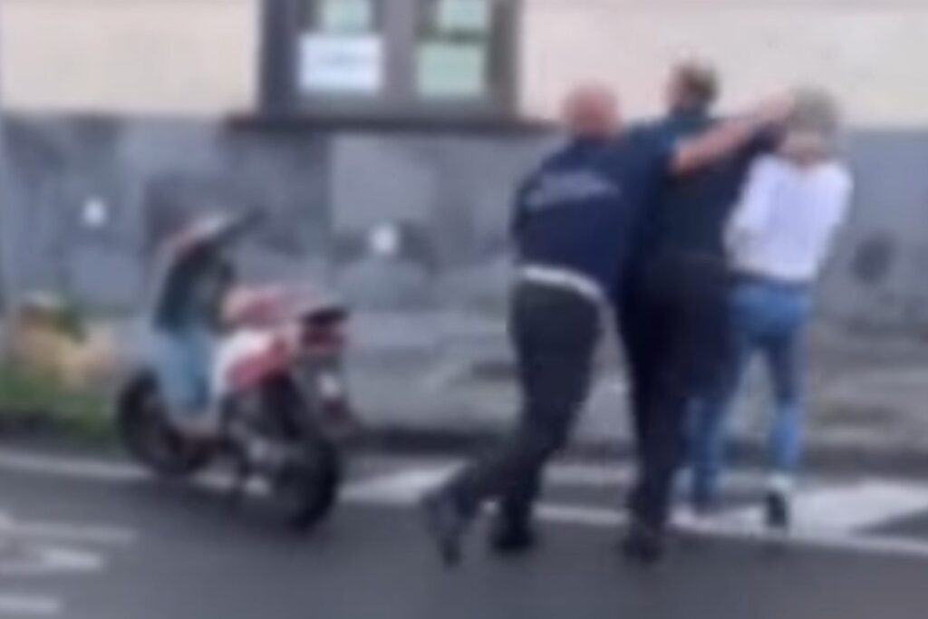 vigile schiaffeggia motociclista