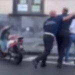 vigile schiaffeggia motociclista