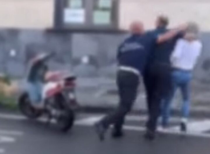 vigile schiaffeggia motociclista
