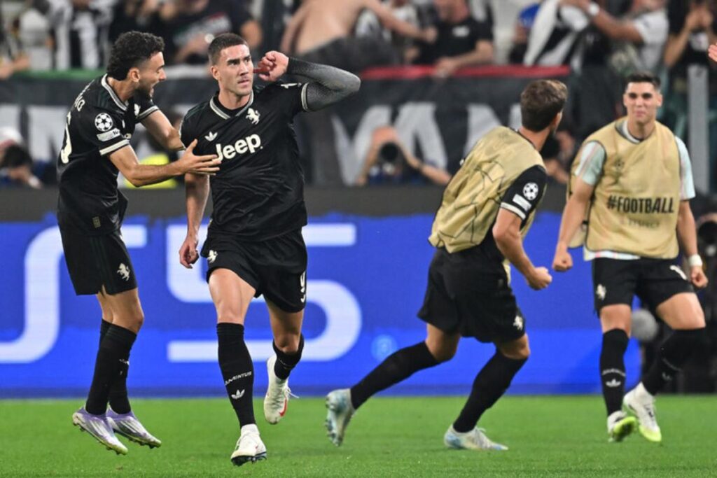 vlahovic esulta dopo la doppietta col dortmund