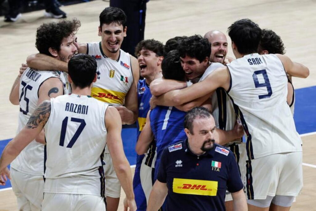 Volley maschile, Italia campione del mondo, batte in finale a Manila la Bulgaria 3-1. Azzurri di nuovo sul tetto del mondo, nella foto volley italia finale