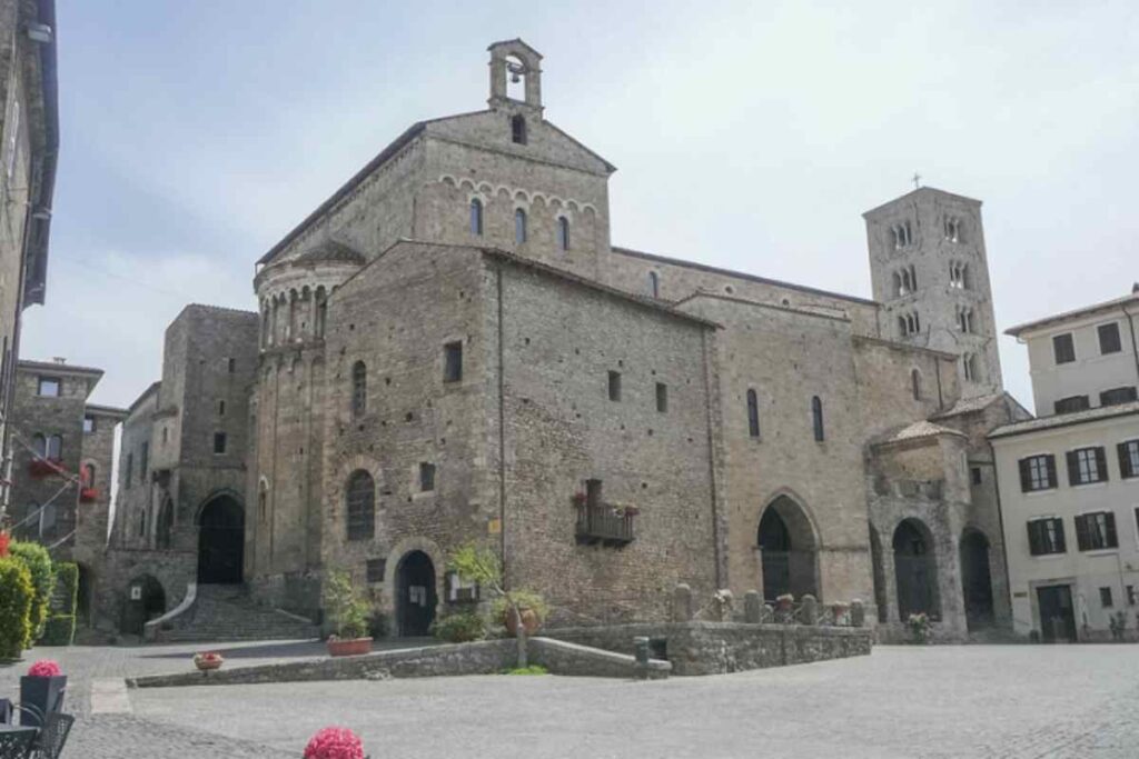 uesto ambiente sotterraneo, realizzato tra il 1072 e il 1104 per volontà del vescovo Pietro da Salerno, rappresenta uno dei più significativi