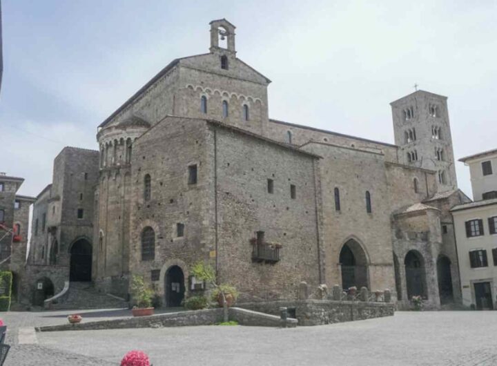 uesto ambiente sotterraneo, realizzato tra il 1072 e il 1104 per volontà del vescovo Pietro da Salerno, rappresenta uno dei più significativi