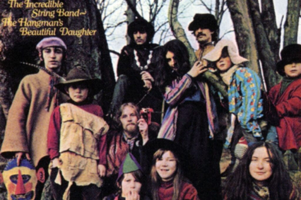 La copertina dell'album The Hangman's Beautiful Daughter della Incredible String Band, con la grande famiglia hippie che componeva la band fotografata in un bosco