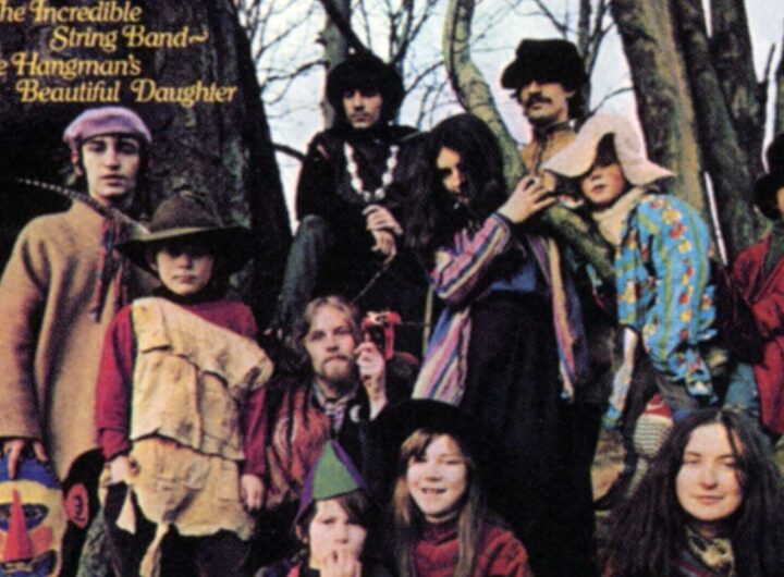 La copertina dell'album The Hangman's Beautiful Daughter della Incredible String Band, con la grande famiglia hippie che componeva la band fotografata in un bosco