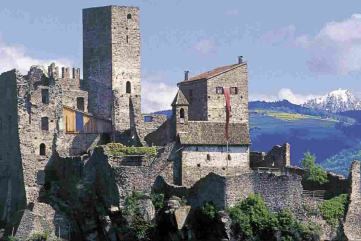 Nel territorio della Basilicata, il Castello di Grottole – noto anche come Castello Sichinulfo – sorge su un’altura che domina l’omonimo