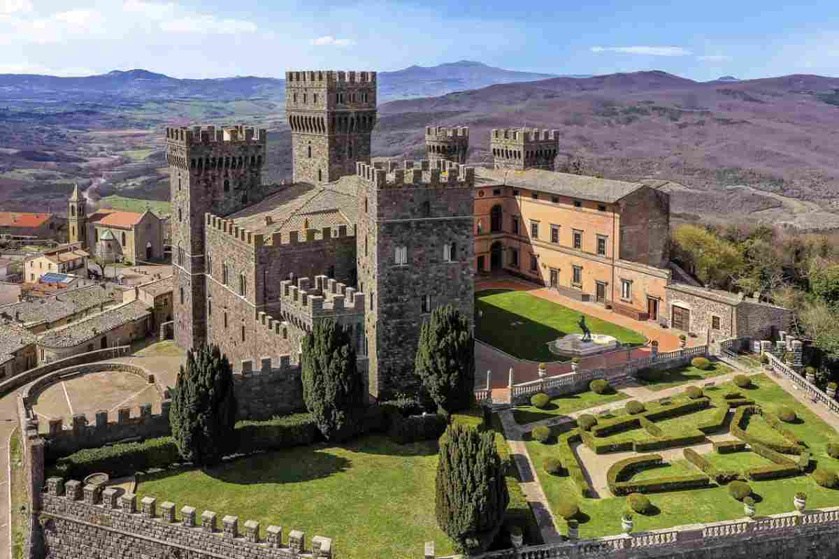 Sotto il borgo si nasconde un sistema di cantine scavate nel tufo, utilizzate storicamente per la conservazione di vino e olio.