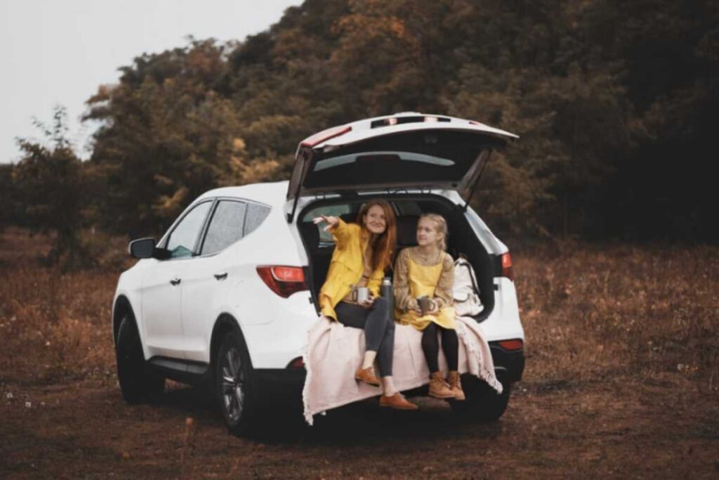 Situata a 751 metri sul livello del mare, Erice domina la costa trapanese dal Monte San Giuliano, offrendo panorami spettacolari sulle isole Egadi