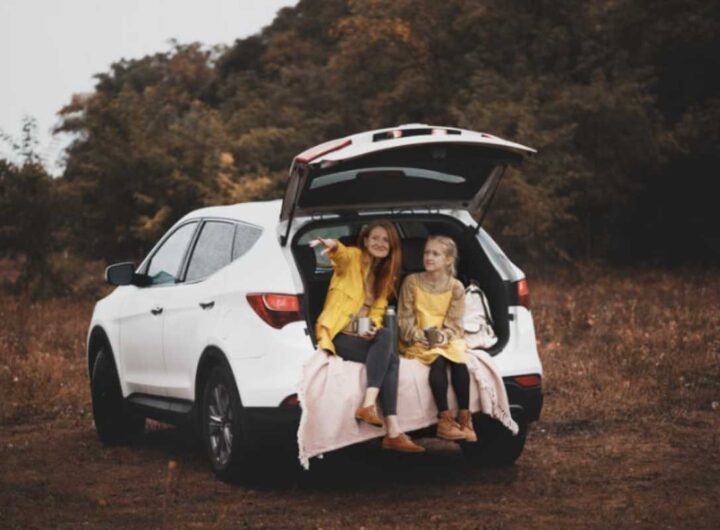 Situata a 751 metri sul livello del mare, Erice domina la costa trapanese dal Monte San Giuliano, offrendo panorami spettacolari sulle isole Egadi