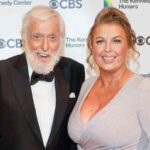 Dick Van Dyke, 99 anni, divo di Mary Poppins, ha festeggiato il compleanno della moglie di 45 anni più giovane cantando “Happy birthday”.