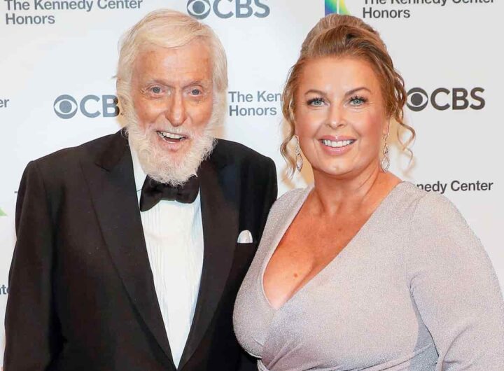 Dick Van Dyke, 99 anni, divo di Mary Poppins, ha festeggiato il compleanno della moglie di 45 anni più giovane cantando “Happy birthday”.