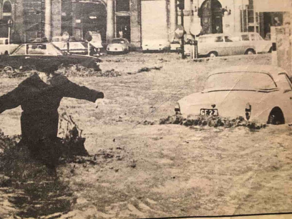 La notte in cui morì Luigi Tenco a Sanremo nei ricordi di un cronista, anni di grandi notizie. Nella foto l’alluvione del 1970 con la mia automobile semi sommersa