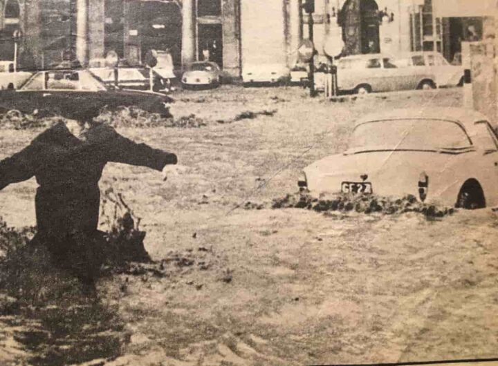 La notte in cui morì Luigi Tenco a Sanremo nei ricordi di un cronista, anni di grandi notizie. Nella foto l’alluvione del 1970 con la mia automobile semi sommersa