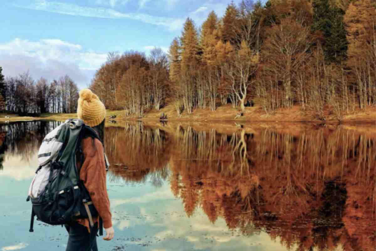 Non è il Canada, ma l’Italia: il lago segreto nascosto tra boschi e vette maestose