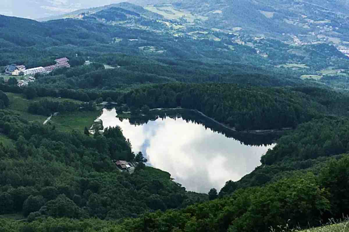 Il lago è facilmente raggiungibile da Reggio Emilia seguendo la SS63 in direzione di Castelnovo ne’ Monti e poi le indicazioni per Monte Ventasso
