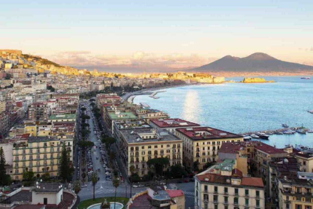 Il condono sugli abusi edilizi in Campania mette a nudo errori, collusioni e latitanza dello Stato, nella foto Napoli