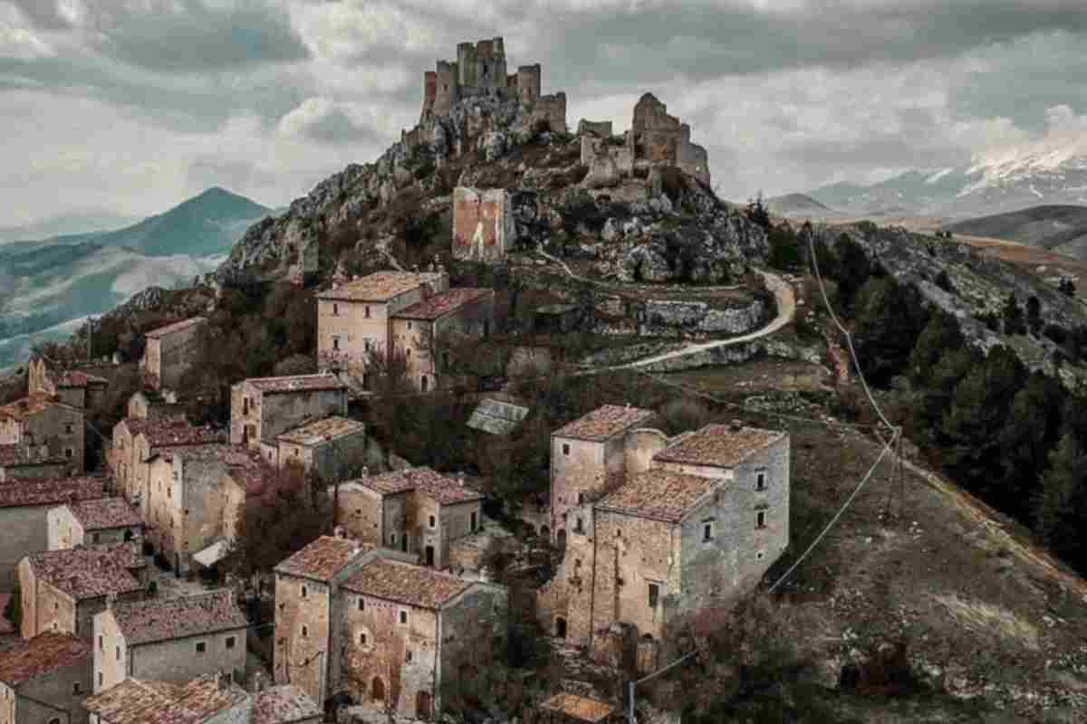 Nel cuore del Parco Nazionale del Gran Sasso, la Rocca Calascio sorge a quasi 1500 metri di altitudine, offrendo uno dei panorami
