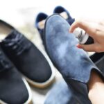 La guida aggiornata che segue illustra passo passo come prendersi cura di queste calzature preziose, evitando i rischi di macchie e danni irreversibili