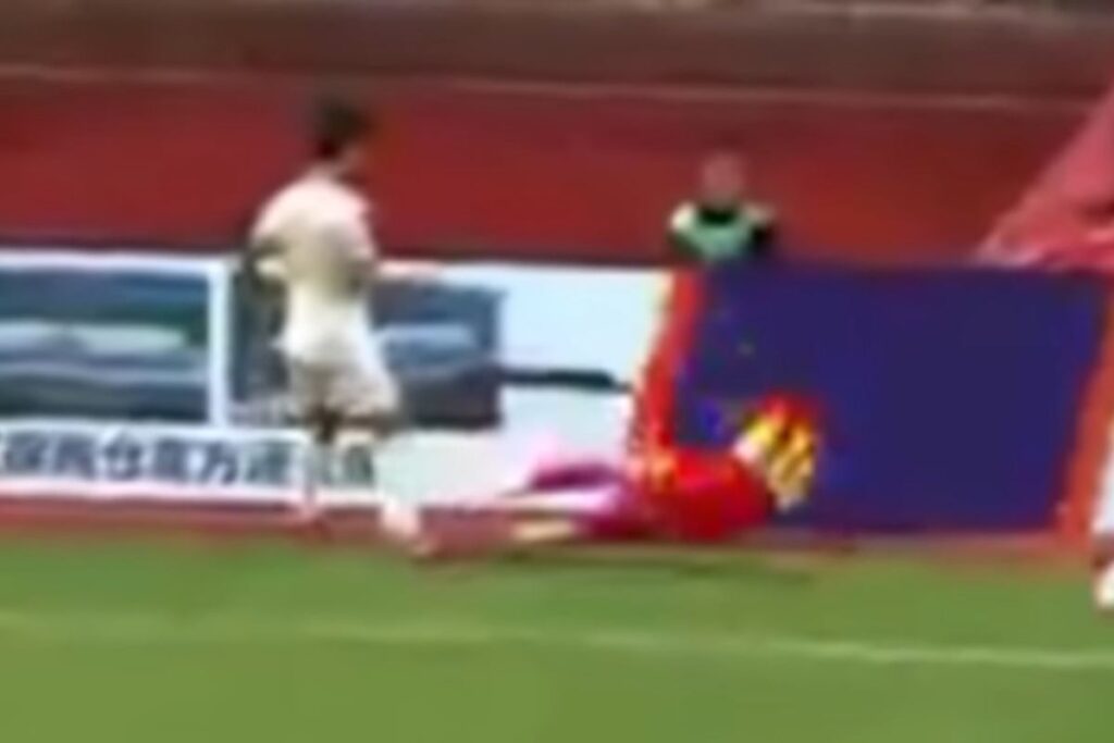 giocatore infortunio collo