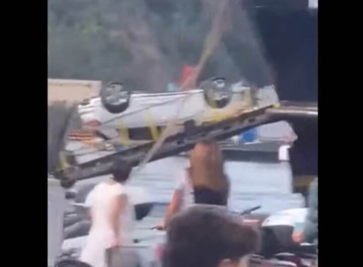 auto ribaltata traghetto procida