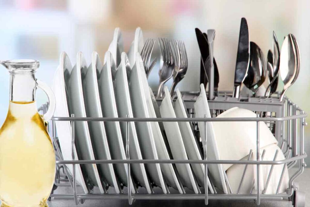 Aceto nella lavastoviglie, se lo metti succede qualcosa di miracoloso