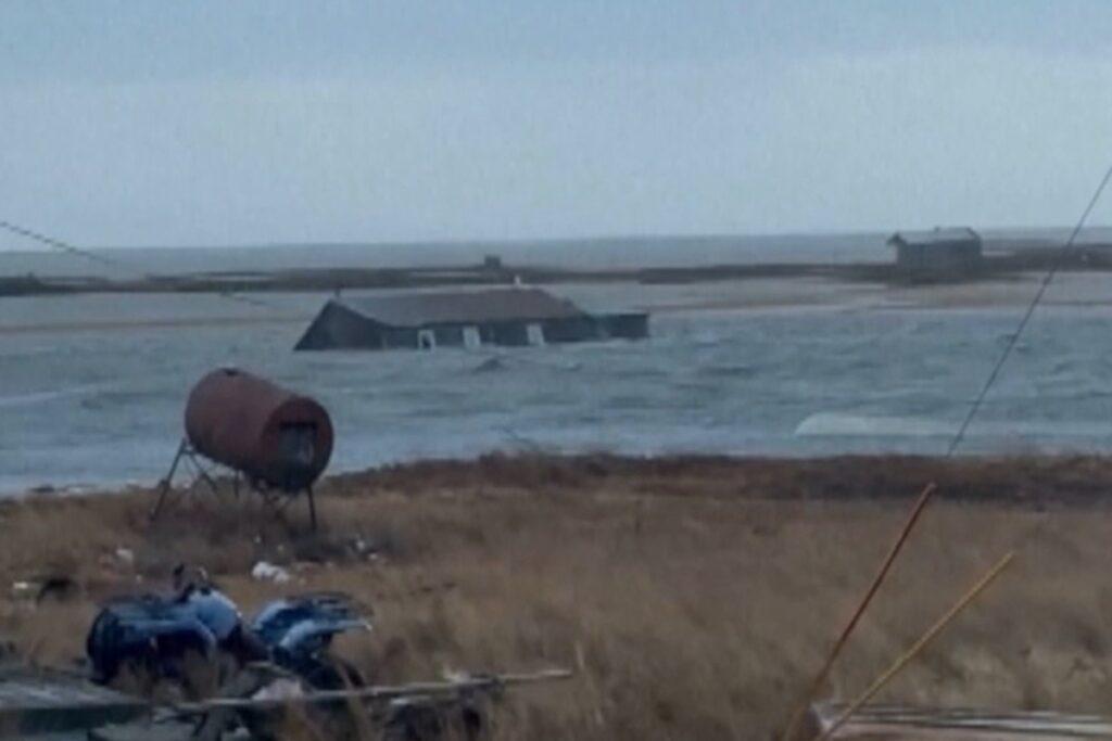 Il video della casa che galleggia in mare dopo il passaggio del tifone Halong in Alaska