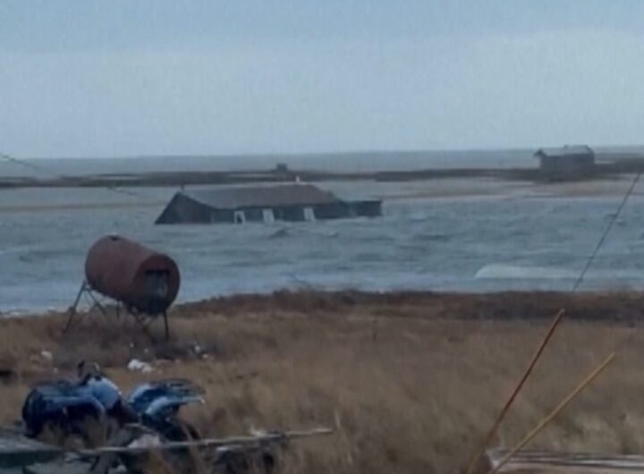 Il video della casa che galleggia in mare dopo il passaggio del tifone Halong in Alaska
