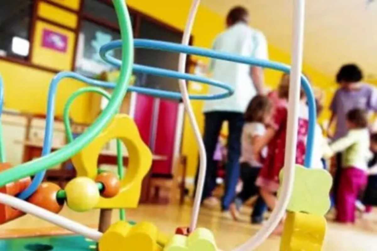 Bimba legata con una sciarpa alla sedia della mensa dell’asilo, la mamma si presenta a scuola con i carabinieri