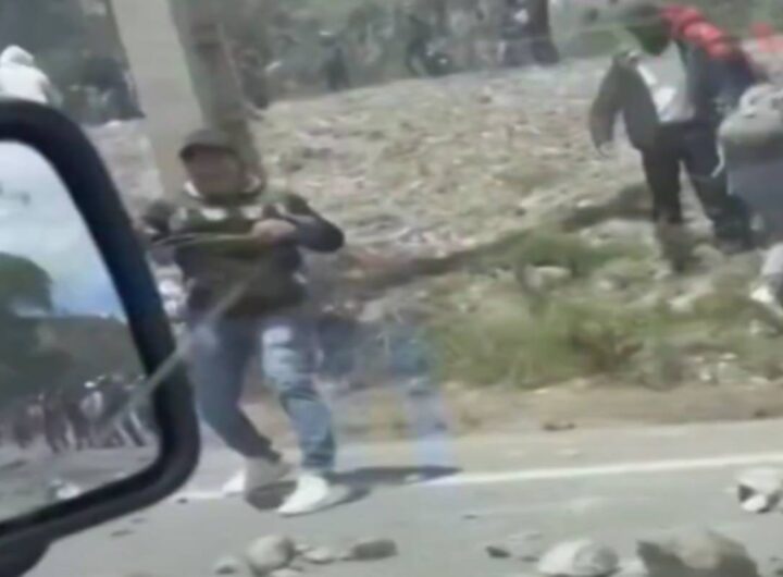 Auto presidente Ecuador attaccata