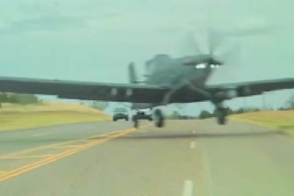 Aereo militare sfiora un'auto durante l'atterraggio di emergenza