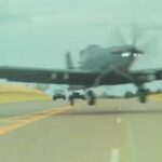 Aereo militare sfiora un'auto durante l'atterraggio di emergenza