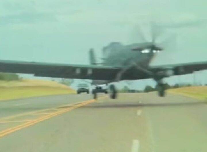 Aereo militare sfiora un'auto durante l'atterraggio di emergenza