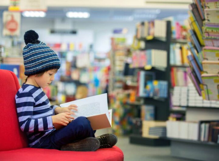 bambino legge libro