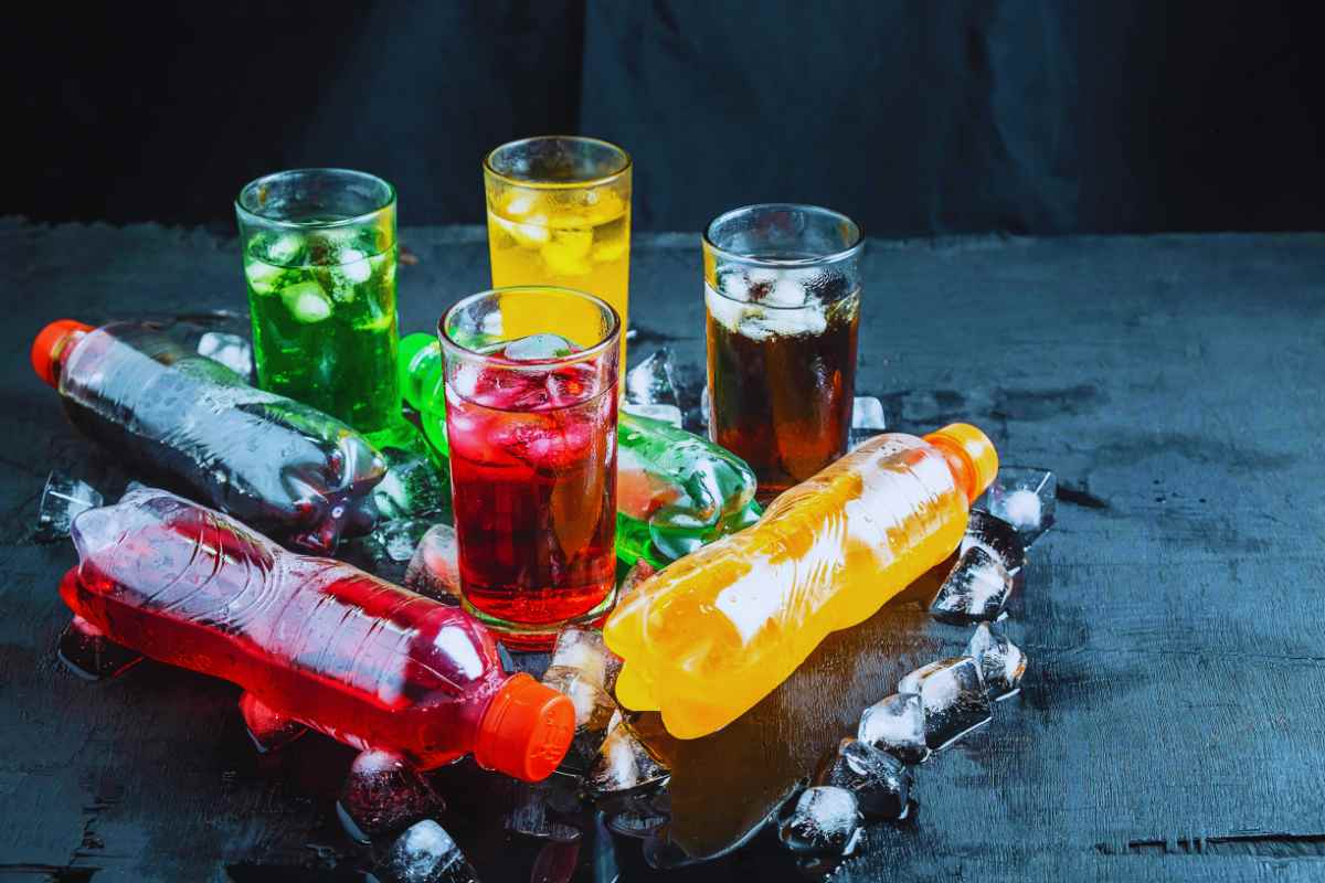 Bevande zuccherate, il vero effetto sul corpo, parla il nutrizionista: “Basta una sola lattina”